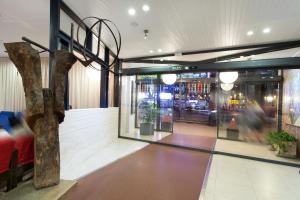 a building with a lobby with a store with people walking through it at Hotel Xaine Park in Lloret de Mar