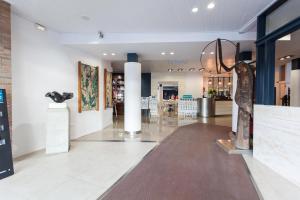a museum with a statue in the middle of a room at Hotel Xaine Park in Lloret de Mar
