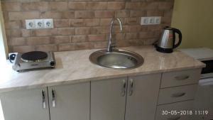 - un plan de travail avec évier et mixeur dans l'établissement Vakhtang Gorgasali apartment, à Tbilissi 18 autres photos