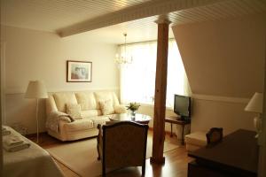 a living room with a couch and a tv at Vääksyn Apteekinmajoitus in Vääksy