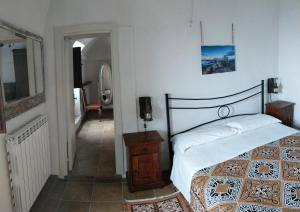 CalascioにあるAntica Rocciaの廊下のある部屋にベッド付きのベッドルームがあります。