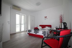 1 dormitorio con 1 cama, mesa y sillas en Private Accommodation Carevic, en Dubrovnik