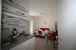 cocina con fregadero y dormitorio con cama en Private Accommodation Carevic, en Dubrovnik