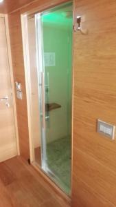 uma porta de vidro de uma casa de banho com WC em Mario's Garni em Pescocostanzo