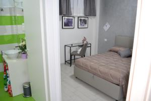 niewielka sypialnia z łóżkiem i stołem w obiekcie TIBUR STAR Guest House w mieście Settecamini