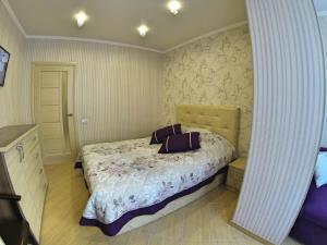 ヴィーンヌィツャにあるApartamienty v "Riezidientsii-2"のベッドルーム1室(ベッド1台付)