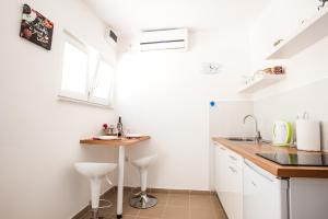 Kuchyňa alebo kuchynka v ubytovaní Apartments Aria