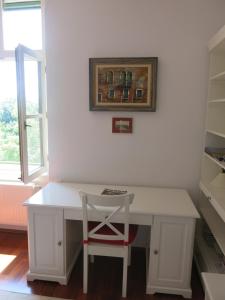 a white desk with a chair in a room at Horvath Villa Apartman Aliz in Balatonfüred