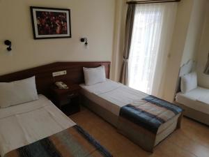 Postel nebo postele na pokoji v ubytování Karbel Hotel
