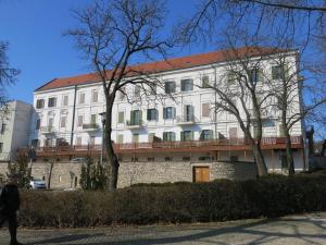 a large white building with a red roof at Horvath Villa Apartman Aliz in Balatonfüred