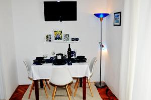 Μια τηλεόραση ή/και κέντρο ψυχαγωγίας στο Apartmani Admiral