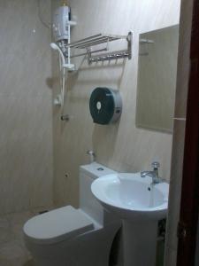 Łazienka z białą toaletą i umywalką w obiekcie Asia Novo Boutique Hotel - Roxas w mieście Roxas