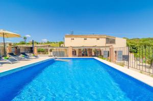 The swimming pool at or close to Es Pont Den Teulari Nou