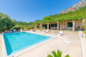 une image d'une villa avec une piscine dans l'établissement Cas Garriguer, à Andratx