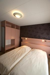 1 dormitorio con 2 camas y techo en De Heidebloem en Zoersel