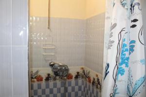 y baño con bañera y cortina de ducha. en Villa De Plage, en Riah 52 fotos más