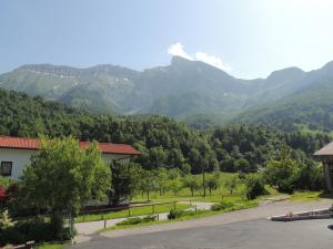 una vista de las montañas desde nuestra casa en Apartment Carli-Jurč en Kobarid