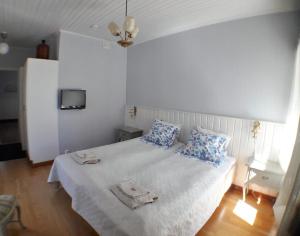 a bedroom with a white bed and white walls at Vääksyn Apteekinmajoitus in Vääksy