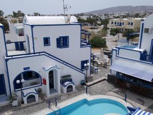 Bazén v ubytování Roula Villa Studios & Apartments nebo v jeho okolí