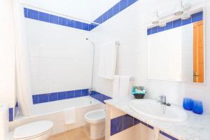 Koupelna v ubytování Bimbolla Apartaments + 20 fotografií