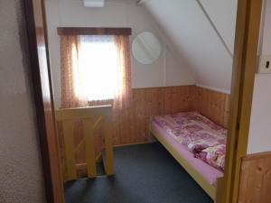 Tempat tidur dalam kamar di Chaty Vysočina