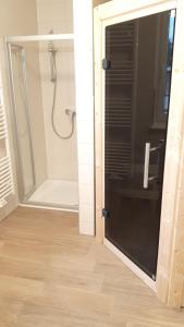 Ένα μπάνιο στο Ferienhäuser Hühnergott und Kranichnest, Sauna, Kamin und Garten +28 φωτογραφίες