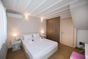 Postel nebo postele na pokoji v ubytování Lefkogea Villas & Apartments