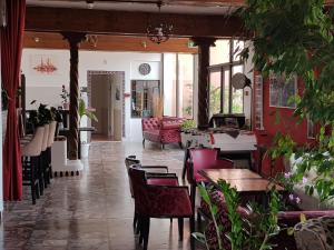 Reštaurácia alebo iné gastronomické zariadenie v ubytovaní Hôtel L'Hacienda