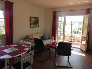 Zona de estar de Très bel appartement T2 de 65 m2 avec terrasse vue sur port.