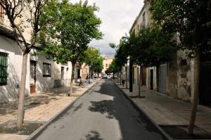 an empty street in a city with trees and buildings at apartamento en el centro in Vilanova i la Geltrú