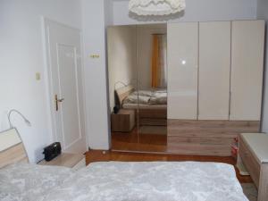 una camera con due letti e uno specchio di Blum Ferienwohnung a Costanza