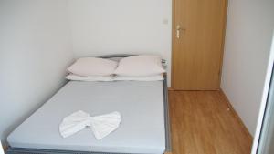 Postel nebo postele na pokoji v ubytování Apartmani Šipić , Bilo - Primošten
