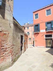 un callejón en un casco antiguo con edificios en Ca' Melissa, en Venecia