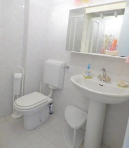 biała łazienka z toaletą i umywalką w obiekcie Ca' Melissa w Wenecji