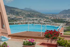 vistas a una piscina en un edificio con flores en Hotel Bel 3 en Palermo