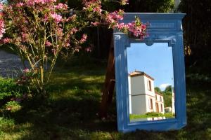 d'un miroir reflétant une maison. dans l'établissement La Cascadeta, à Marignac-Lasclares