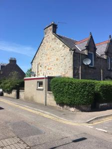 un edificio de ladrillo al lado de una calle en Reay Street Apartment, en Inverness