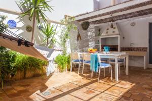 un piccolo patio con tavolo e sedie bianchi di Marina a Colonia Sant Jordi