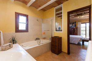 une salle de bains avec baignoire et lavabo dans l'établissement Favela, à Campos 23 autres photos