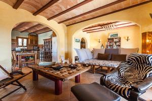 un salon avec un canapé et une table dans l'établissement Favela, à Campos