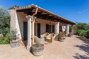 une terrasse avec des chaises en osier et une pergola dans l'établissement Favela, à Campos
