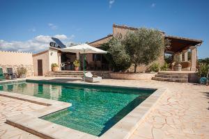 une piscine devant une maison dans l'établissement Favela, à Campos