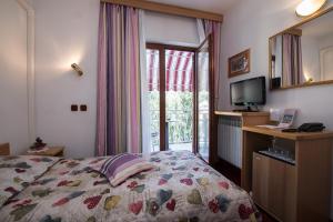 um quarto com uma cama, uma televisão e uma janela em Bed & Breakfast Villa Klara em Ičići