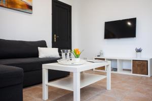 A television and/or entertainment centre at Sa Volta Nova
