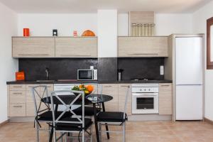 A kitchen or kitchenette at Sa Volta Nova