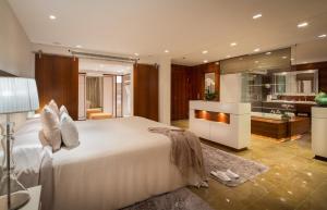A kitchen or kitchenette at Kempinski Hotel Bahía Beach Resort & Spa