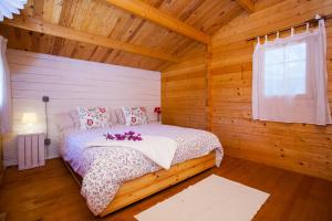 a bedroom with a bed in a log cabin at Wood House in Campos