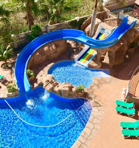 Bild einer Wasserrutsche in einem Wasserpark in der Unterkunft Hotel Victoria Playa in Almuñécar