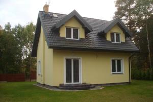 アウグストゥフにあるPełny Relaks - Sajenekの黒屋根の黄色い家