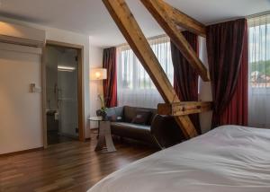 Postel nebo postele na pokoji v ubytování Hotel Metzgern
